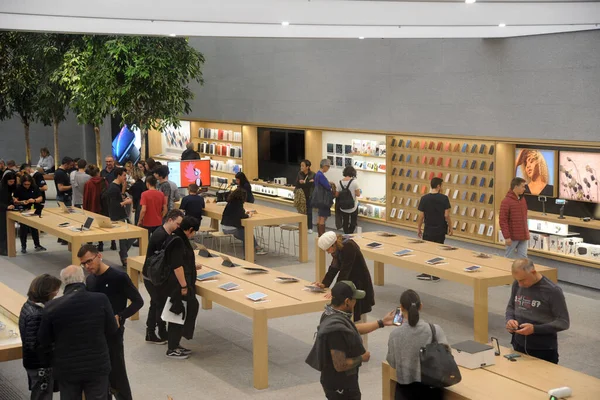 Μιλάνο Ιταλία Ιανουαρίου 2019 Apple Store Φορητούς Υπολογιστές Και Κινητά — Φωτογραφία Αρχείου