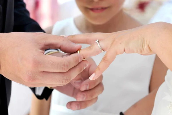 お祝いの特定の瞬間の詳細と一般的な結婚式の写真 幸せな日と結婚 — ストック写真