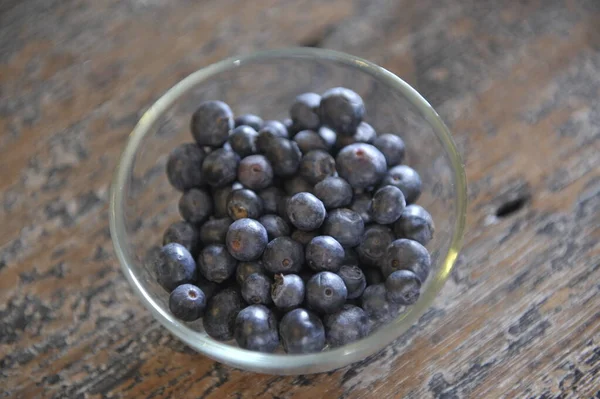 Frische Blaubeeren Einer Schüssel Auf Holzgrund — Stockfoto