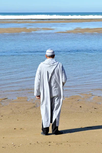 Ηλικιωμένος Άνδρας Λευκή Ρόμπα Στην Παραλία — Φωτογραφία Αρχείου