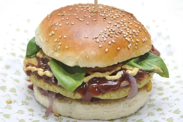 Burger Savoureux Aux Légumes Frais Sur Assiette Blanche — Photo