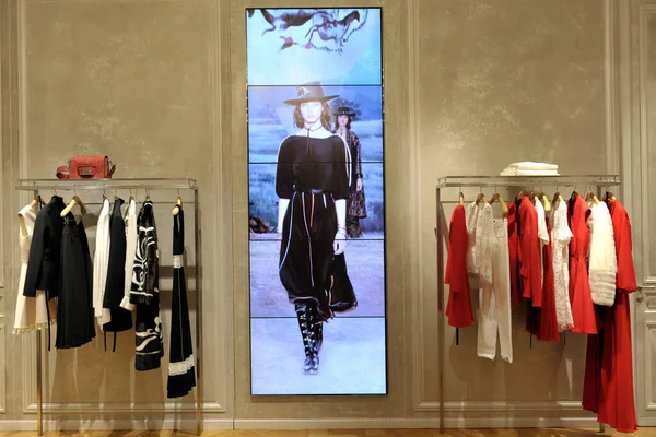 İtalya - Milan 22 Kasım 2017 - Dior butiği - Montenapoleone yolundaki lüks mağaza - bavullar ve aksesuarlar