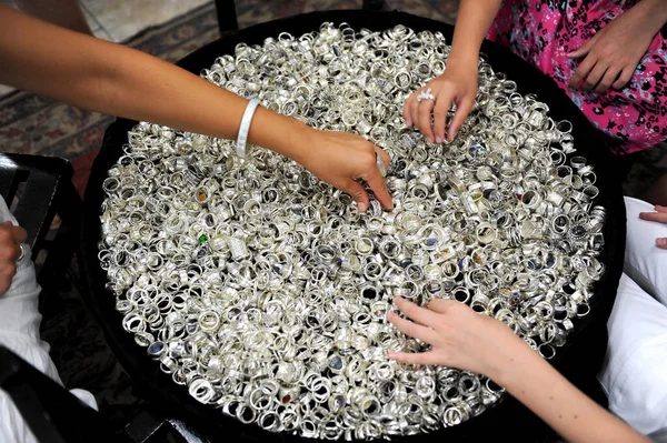 Zilveren Ringen Handen — Stockfoto