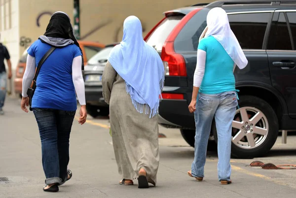 Μιλάνο Άραβες Πέπλο Στο Κεφάλι Περπατούν Στο Δρόμο Του Κέντρου — Φωτογραφία Αρχείου