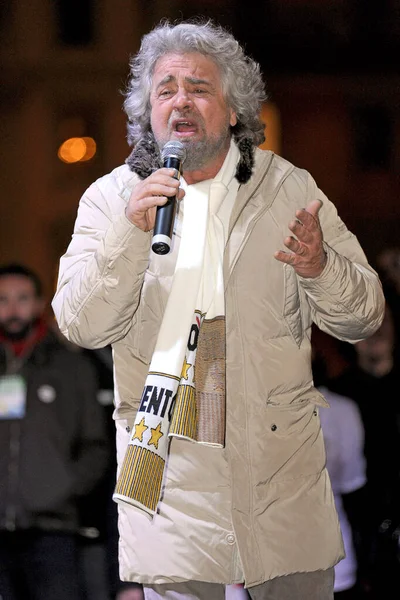 イタリア ミラノMarch 2018 ベッペ グリッロイタリアの政治5は 選挙運動の集会中に提起された — ストック写真