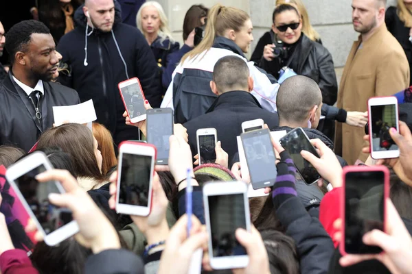 意大利 米兰2018年2月25日 用手机射击 粉丝们通过用手机拍照和录像来恢复比赛 禁止拥挤 活动和音乐会 — 图库照片