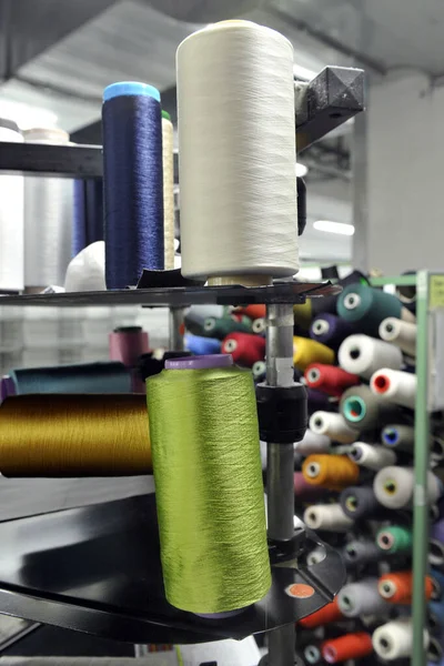 Fabrikada Örgü Makineleri Olan Tekstil Endüstrisi Talya Üretildi — Stok fotoğraf