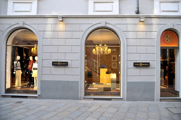 Binaların ve semtlerin cepheleriyle şehir manzarası, dükkanlı şehir manzarası 