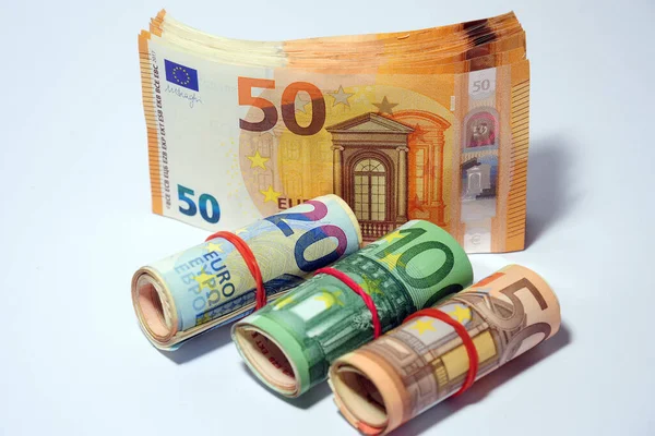 白い背景のユーロ紙幣と硬貨 — ストック写真