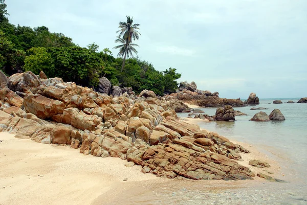 Скелястий Пляж Камінням Морем — стокове фото