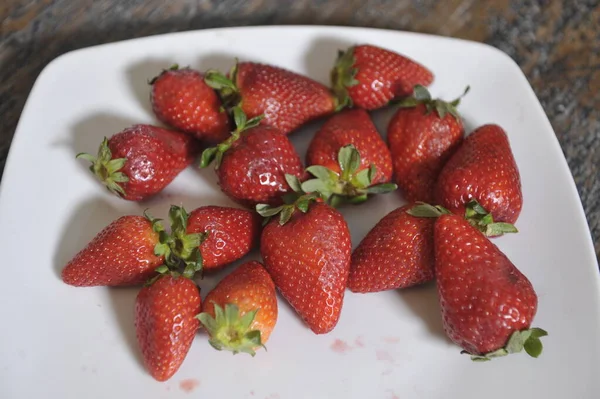 Frische Erdbeeren Auf Einem Hölzernen Hintergrund — Stockfoto