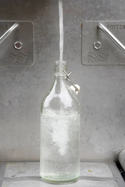 Distribuidor Público Botella Agua Natural Esmerilada —  Fotos de Stock