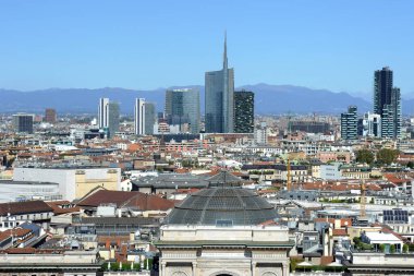 İtalya, Milan - 15 Aralık 2019: Duomo Katedrali, Vittorio Emanuele Galerisi ve dağlı Unicredit kulesi gökdeleni