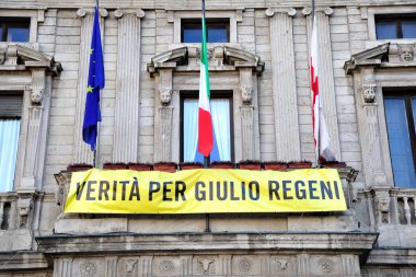 Binanın önündeki sokak tabelası.