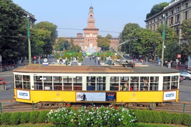 Milano caddesinde klasik sarı tramvay