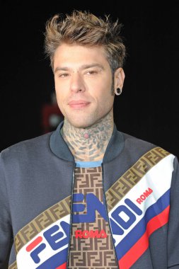 Milan, İtalya - 22 Ekim 2018: Fedez İtalyan şarkıcı