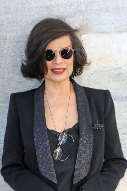 Bianca Jegger ünlü aktris ve yıldız VIP ünlüsü. Güneş gözlüklü güzel bir genç kadının portresi.