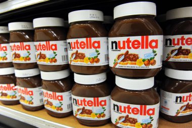 Milan, İtalya - 11 Ekim 2018: Bir süpermarkette İtalyan Nutella Ferrero kremi