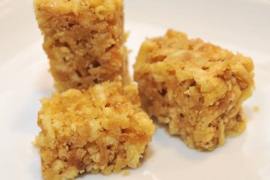 Bir tabakta kızarmış tavuk nugget.