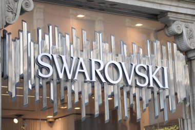 Milan, İtalya 20 Ekim 2018 - Swarovski logosu ve dükkânı