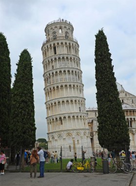 İtalya, Pisa Kulesi 'ne yaslanan turistler