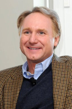 İtalya - Milan - 22 Ocak 2018 - Dan Brown yazar - sakallı ve fularlı bir gencin portresi