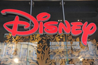 Milan, İtalya - 29 Ekim 2018: Corso Vittorio Emanuele, Milano 'da bir Disney logosu