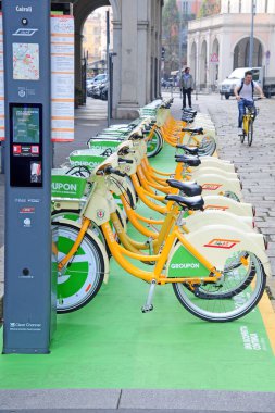 İtalya, Milan 15 Aralık 2019 - ATM bisikletleri bisiklet paylaşımı - şehir merkezinde ekolojik film
