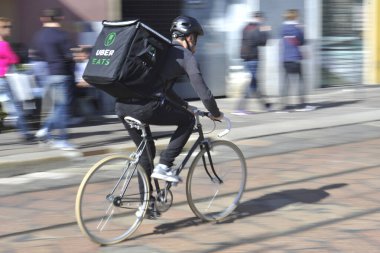 Milan - Uber 'in restoranlarda yemek sipariş etmek için yemek yemesi giderek yaygınlaşıyor, ev teslimatları.