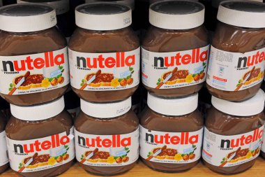 Milan, İtalya - 11 Ekim 2018: Bir süpermarkette İtalyan Nutella Ferrero kremi