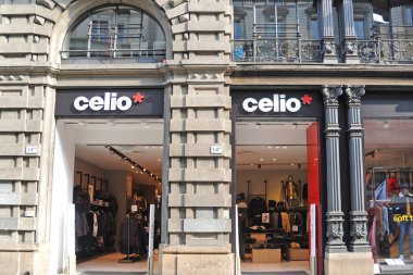 Milan, İtalya 20 Ekim 2018 - Celio logosu ve dükkânı