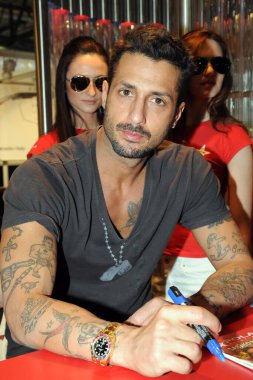 İtalya - Milan 1 Mart 2018 - Fabrizio Corona İtalyan paparazzi poz verdi