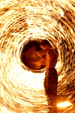 Gece meydanda bir yangın gösterisi. 