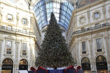 Alışveriş merkezindeki büyük Noel ağacı