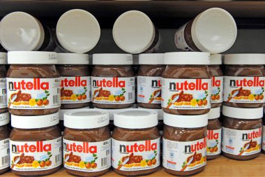 Milan, İtalya - 11 Ekim 2018: Bir süpermarkette İtalyan Nutella Ferrero kremi