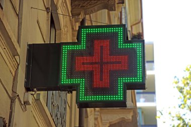 Arkaplanda eczane işareti açık