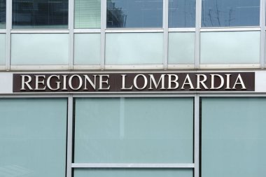 MILAN, İtalya - 29 Eylül 2017 Lombardia bölgesi sembolü ve İtalya Lombardiya Bölgesel Hükümeti 'nin yeni merkezi olan saraya imza atın.