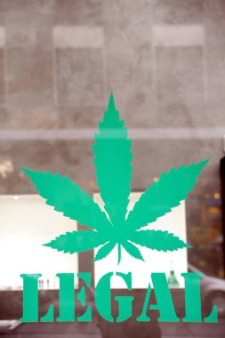 Milan, İtalya - Kasım 06, 2018 - Yasadışı ot, esrar ve sigara içmek için düşük THC ve higth cbd ile marihuana -