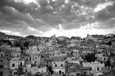 Dramatik gökyüzü geçmişi olan eski bir İtalyan şehri.