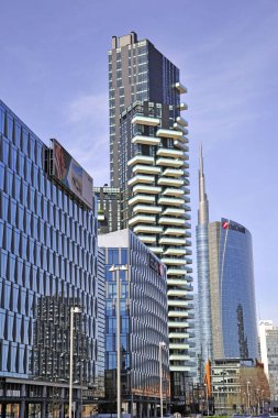 İtalya, Milan Şubat 2020 - Unicredit kulesi, Dikey Orman gökdeleni, Garibaldi tren istasyonu ve eski Milano şehir merkezindeki evleri ile gökyüzü manzarası