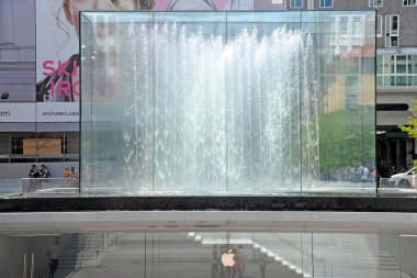 Milan, İtalya - 29 Ekim 2018: Milano 'daki Piazza Liberty' nin yeni elma dükkanında logo elması