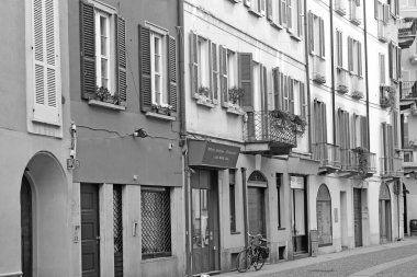 İtalya - Milan - 12 Mart 2018 - Brera ilçesi, kulüp, restoran ve alışveriş alanı - şehir merkezini ziyaret eden yabancı turistlerin sıkça uğradığı tarihi bölge, renkli evler