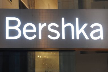Milan, İtalya 29 Ekim 2018 - Bershka logosu ve dükkânı