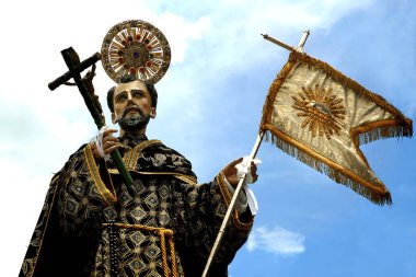 Dini tören sırasında İsa 'nın heykeli