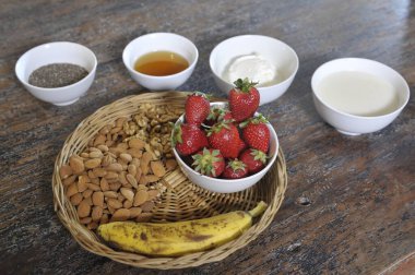 Taze çilek ve sütle sağlıklı kahvaltı.