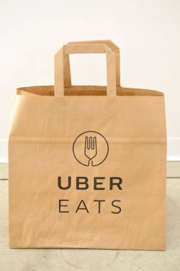 Metnin için boş alanı olan kese kağıdı, Uber yer