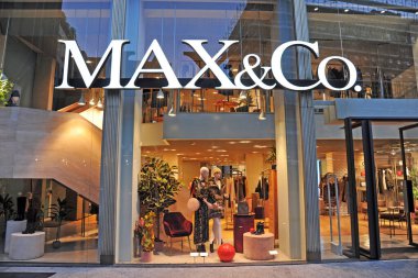 Milan, İtalya - 23 Ekim 2018: Max Mara mağazası ve logosu, Max and co in Milano