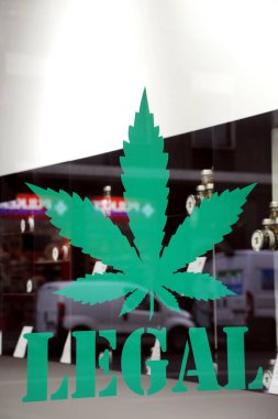 Milan, İtalya - Kasım 06, 2018 - Yasadışı ot, esrar ve sigara içmek için düşük THC ve higth cbd ile marihuana -