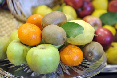 Taze meyve ve sebzeler sepette