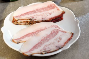 Tabakta dondurmalı taze çiğ et.